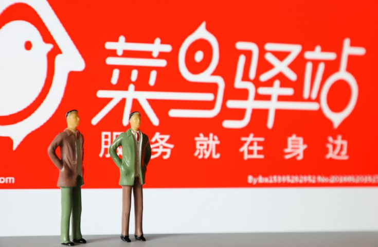 打着吊瓶送快递！如何让快递小哥的形象不再悲情？_O2O_电商之家