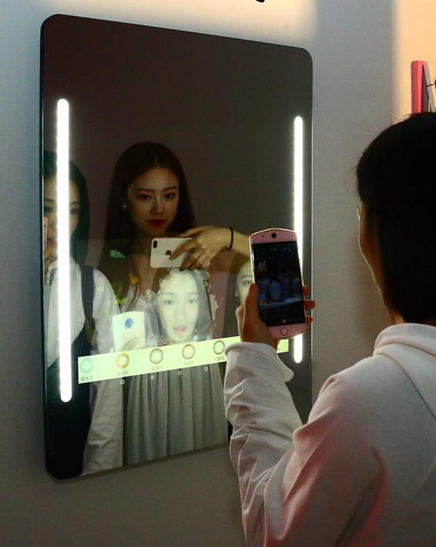 阿里健康推黑科技：天猫智能变妆魔镜让你虚拟试妆_零售_电商之家