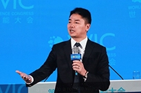 刘强东：AI不会导致大规模失业 将建百座无人机机场