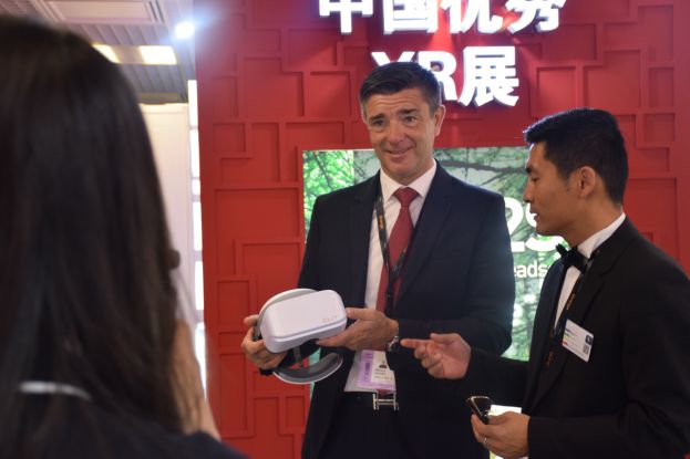 《南方车站的聚会》戛纳首映，主创张奕聪却被VR迷住了_行业观察_电商之家