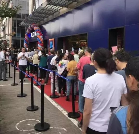 大妈凌晨5点排队，货架抢购一空，全球最大“穷人超市”终于开到中国_行业观察_电商之家