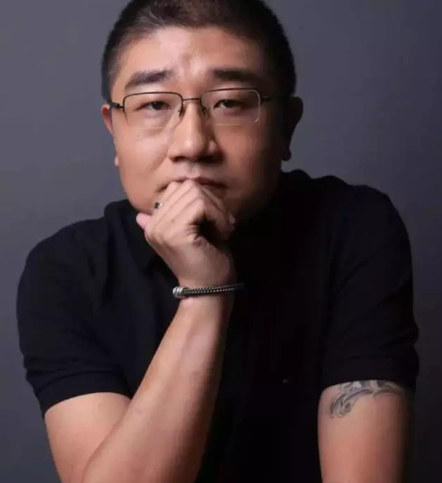 没想到取代刘强东指挥618的，竟然是一个纹身大汉！_行业观察_电商之家