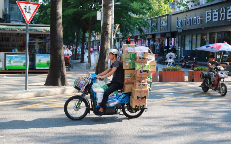 快递100发布《快递员夏季防晒降暑调研报告》_物流_电商之家