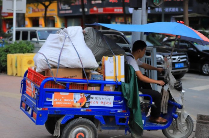 清远邮政管理局规范管理快递配送三轮车_物流_电商之家