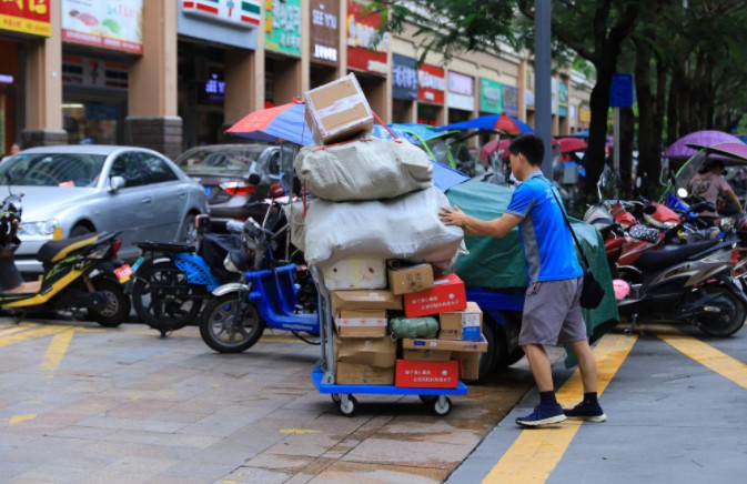 “以罚代管”成快递行业痛点 快递小哥有苦说不出_物流_电商之家