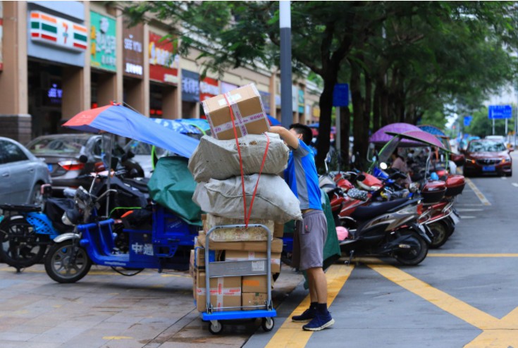 月入过万者不足1% 政策绿灯难解快递员职业危机_物流_电商之家