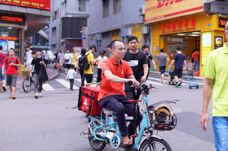 外卖小哥深夜路边吃蛋糕流泪：生活吻我以痛，我愿报之以歌！_行业观察_电商之家